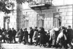 Jews in the Siedlce Ghetto on their way to the Depotation Train
